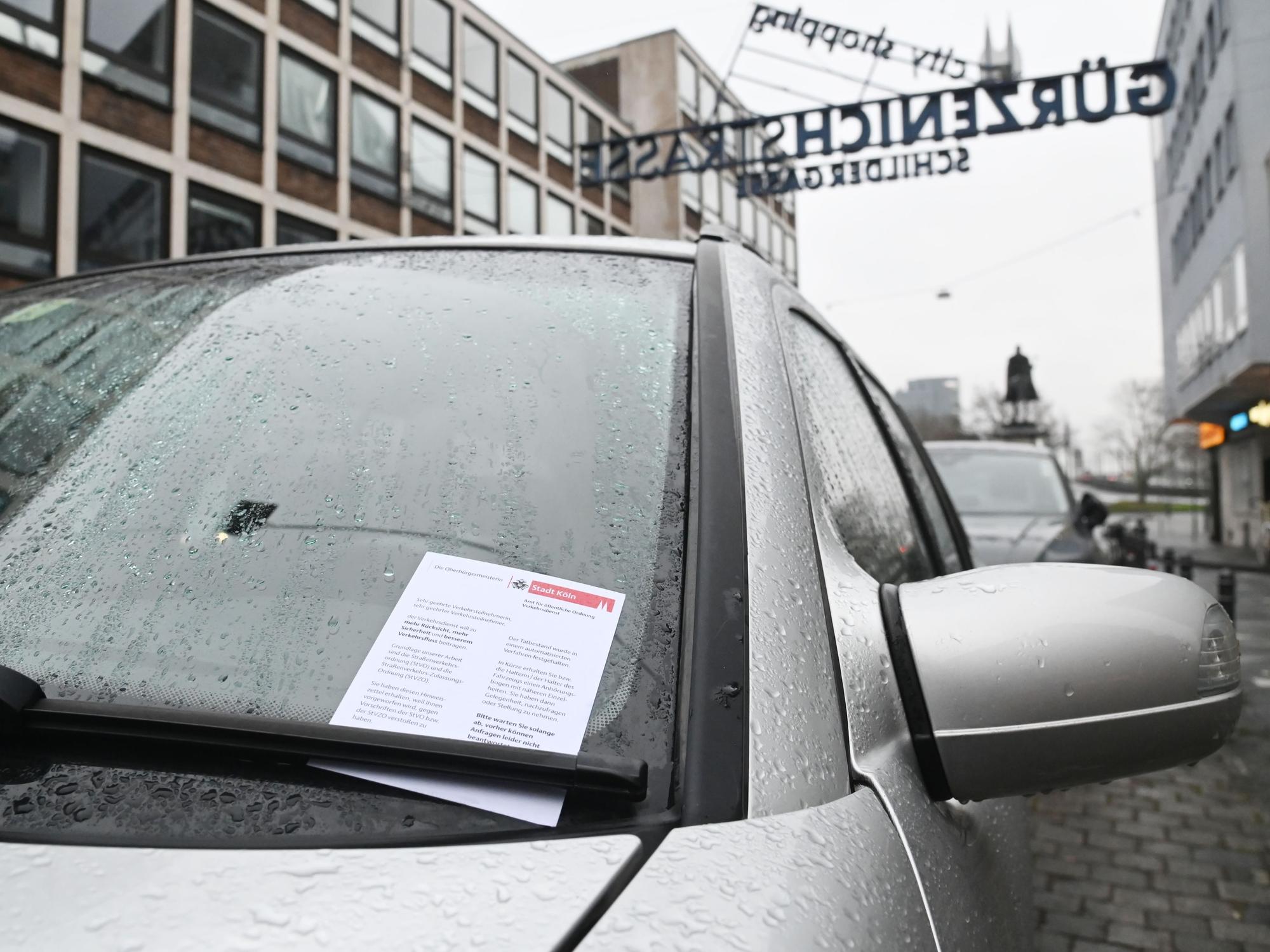 27.01.2022 Köln.
Ein Auto auf der Gürzenichstraße hat ein Knöllchen bekommen.