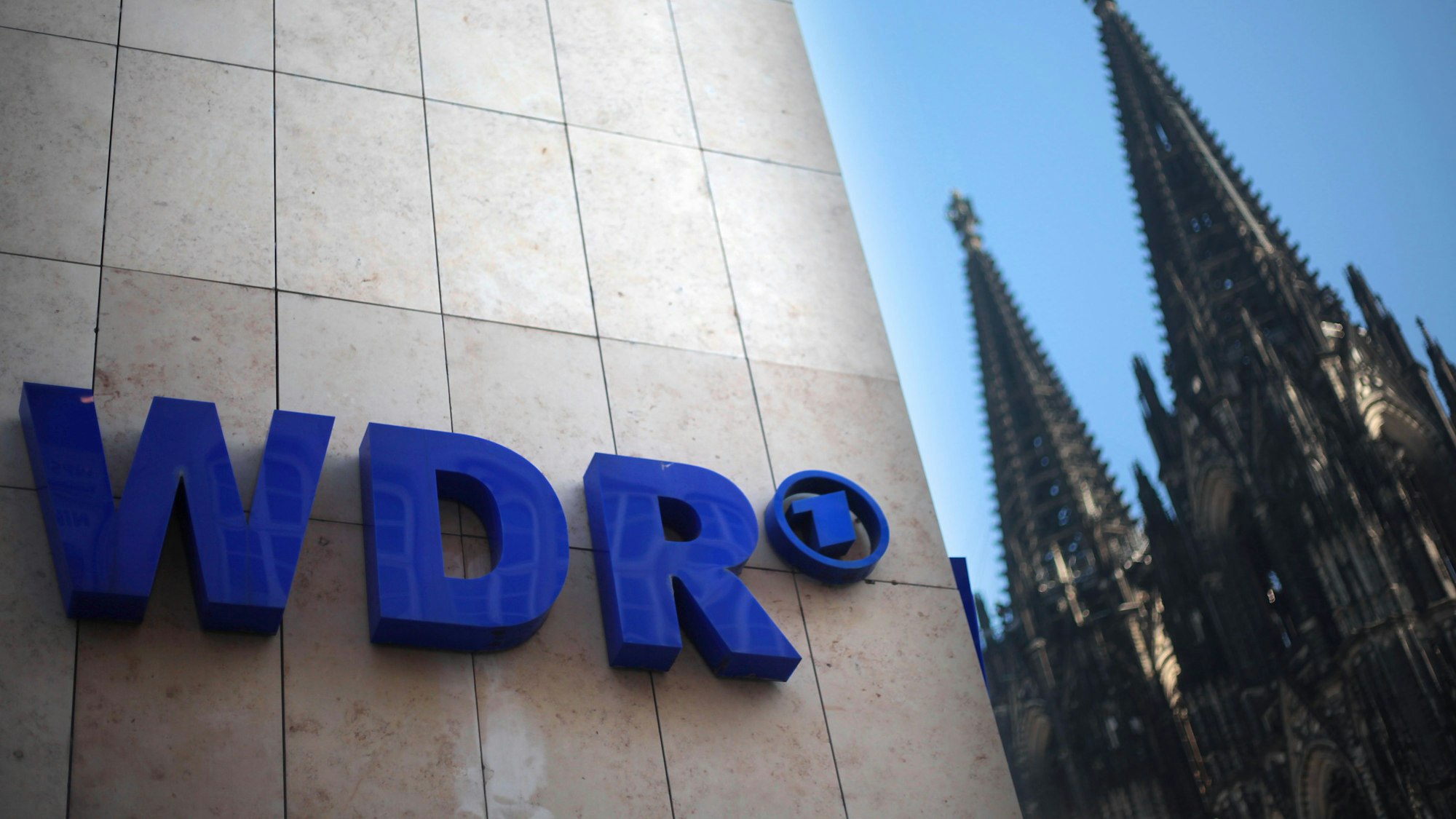 Der WDR (Westdeutscher Rundfunk) mit Dom in Köln