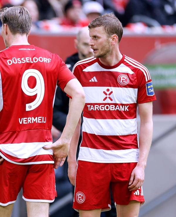 Fortuna Düsseldorfs Trainer Daniel Thioune spricht beim Spiel gegen den FC Hansa Rostock mit seinen Stürmern Vincent Vermeij und Christoph Daferner.