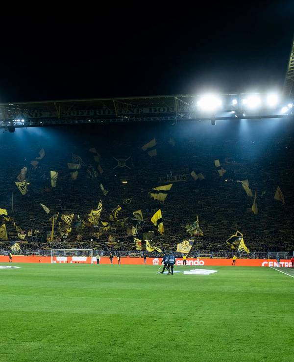 Das Westfalenstadion (Signal Iduna Park) vor dem Champions-League-Spiel Borussia Dortmund gegen die PSV Eindhoven.
