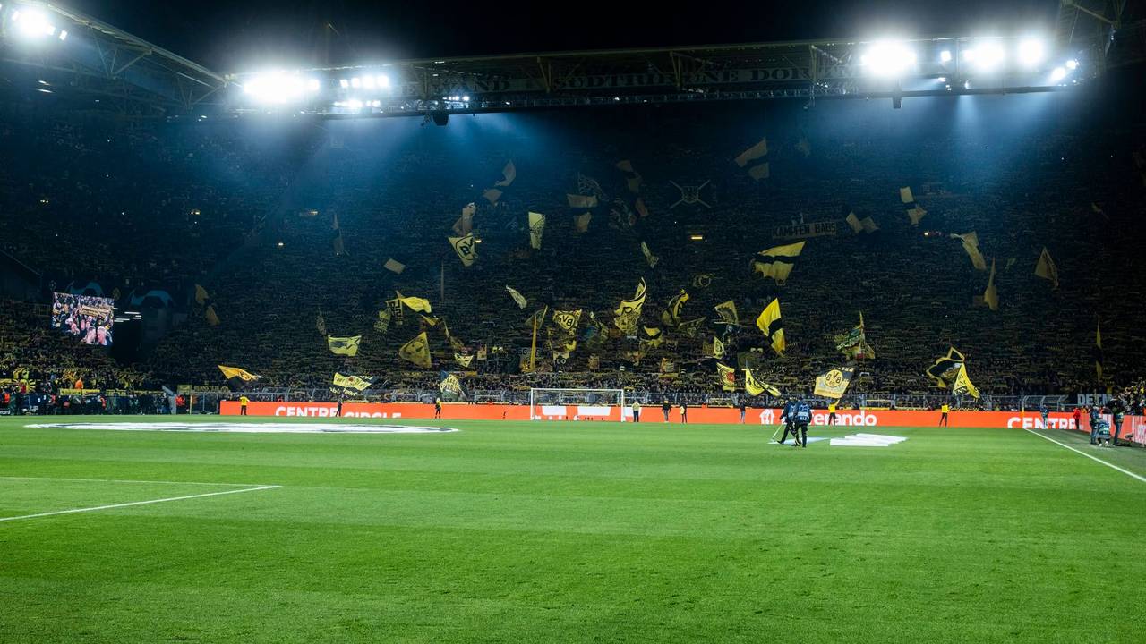 Das Westfalenstadion (Signal Iduna Park) vor dem Champions-League-Spiel Borussia Dortmund gegen die PSV Eindhoven.