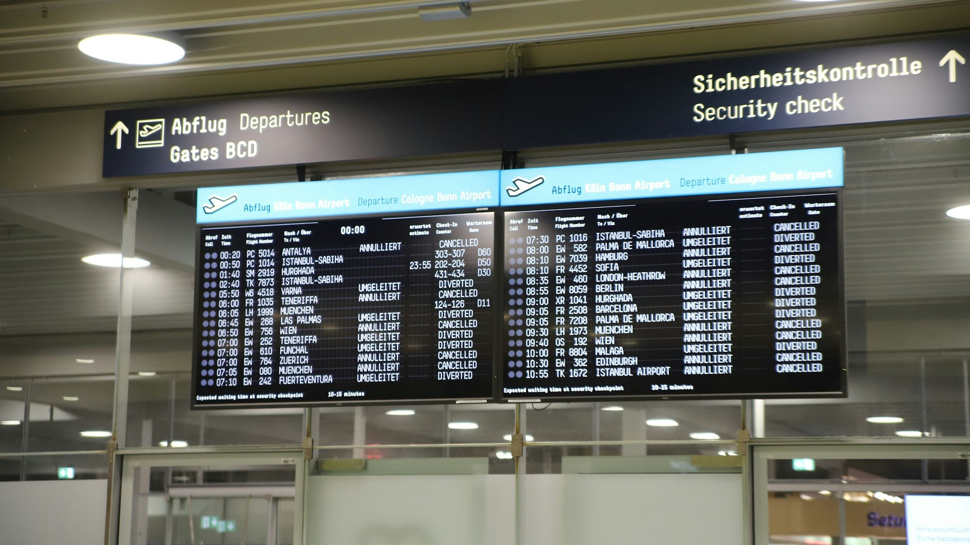 Die Anzeigentafel der Abflüge am Flughafen Köln/Bonn zeigt wegen des Streiks etliche annullierte oder umgeleitete Flüge an.