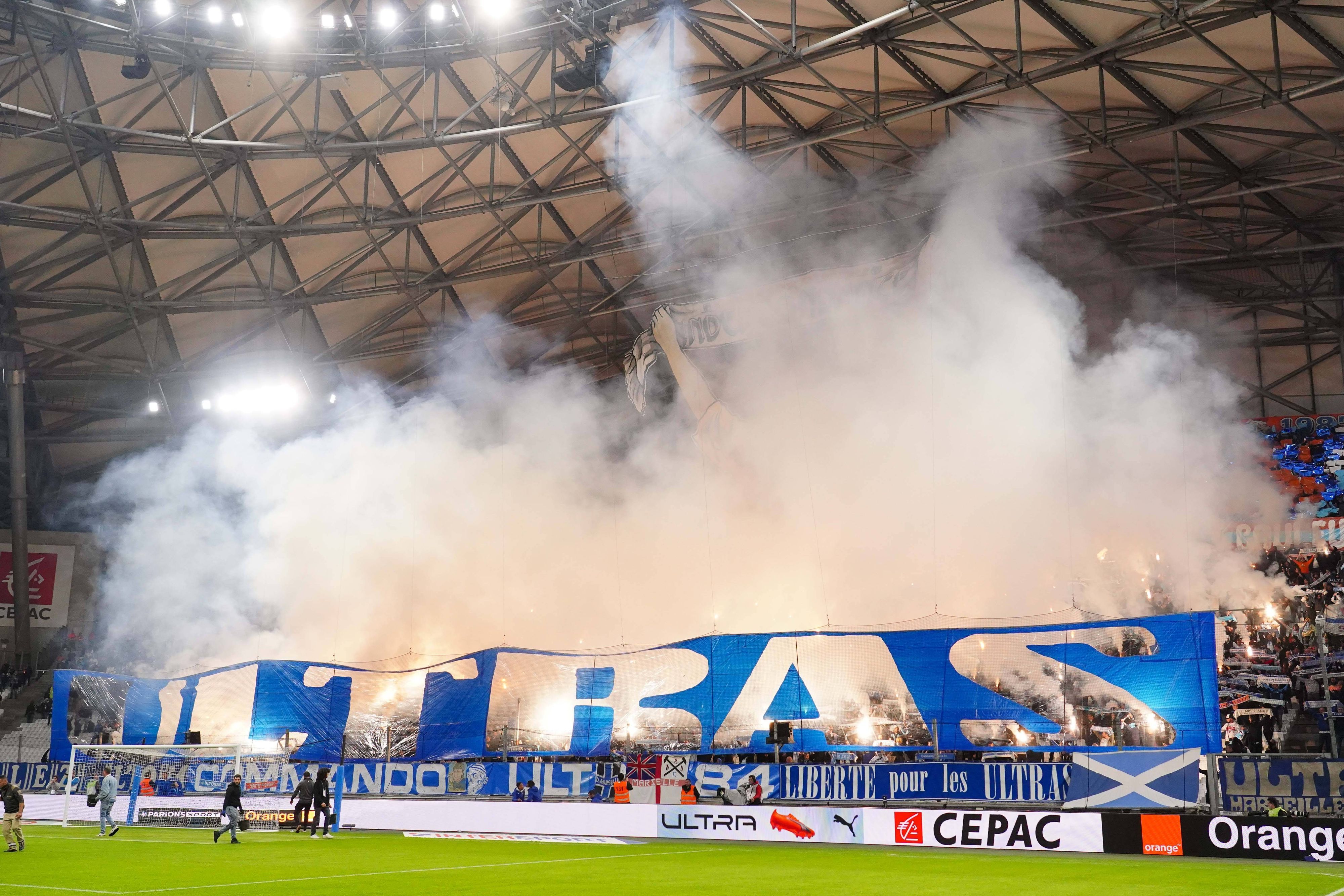Die Ultras von Olympique Marseille zünden Pyrotechnik.