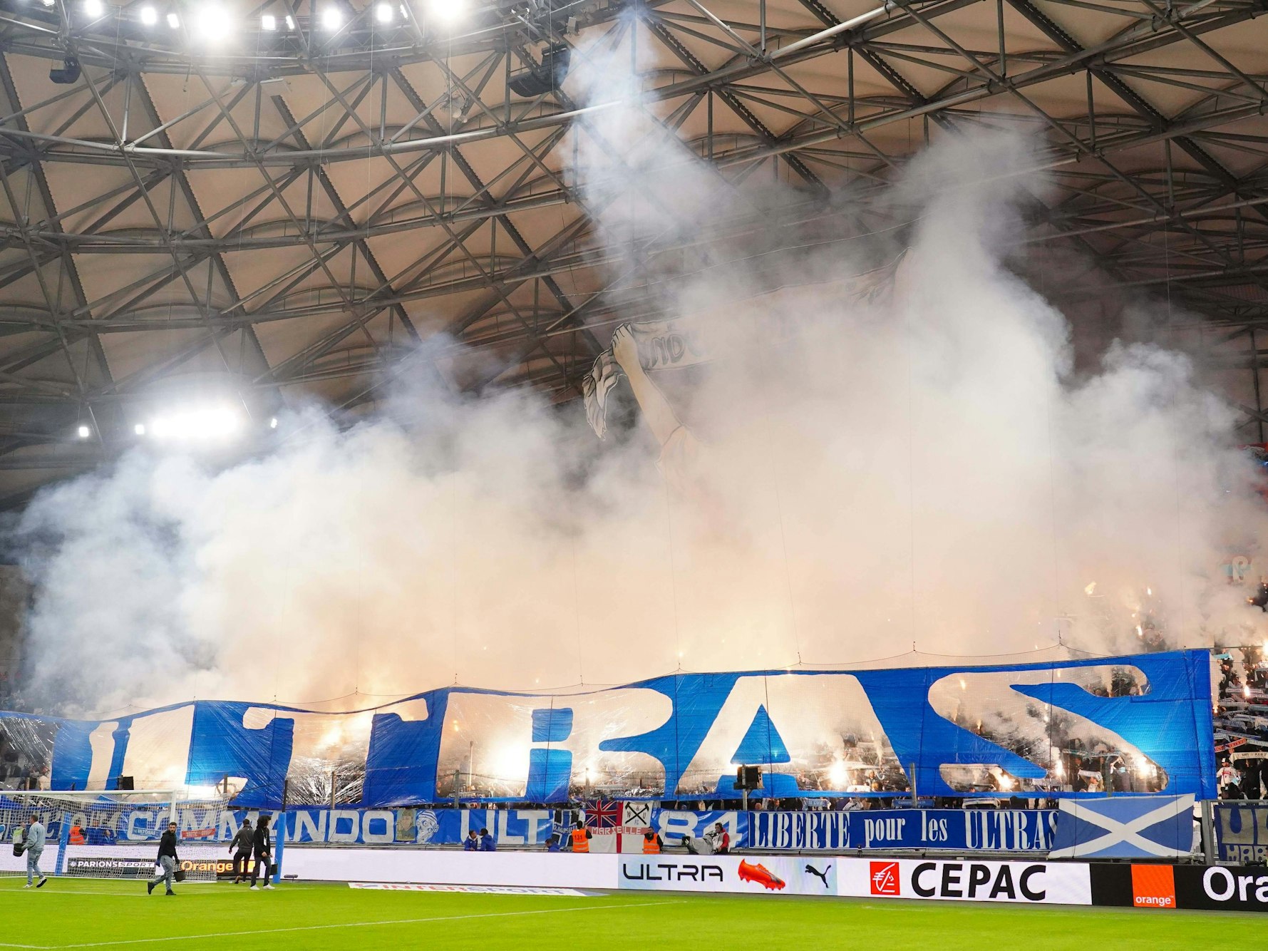 Die Ultras von Olympique Marseille zünden Pyrotechnik.