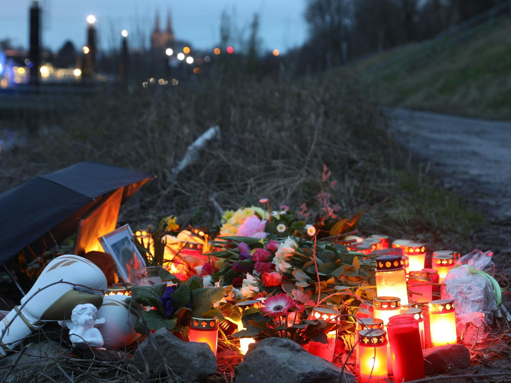 Ein Blumenmeer am Tatort im Mülheimer Hafen