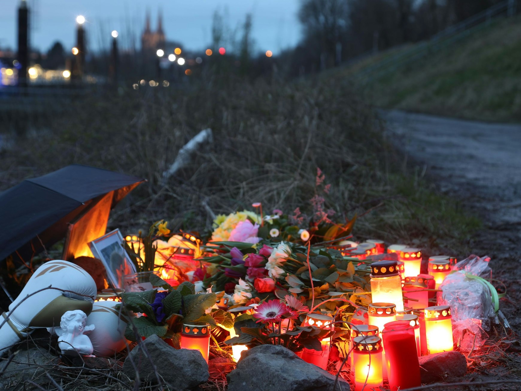 Am Tatort liegen Blumen und Boxhandschuhe, brennen Kerzen.