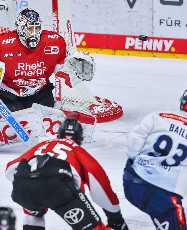 Goalie Tobias Ancicka versucht einen Schuss zu parieren.