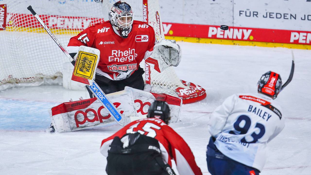 Goalie Tobias Ancicka versucht einen Schuss zu parieren.