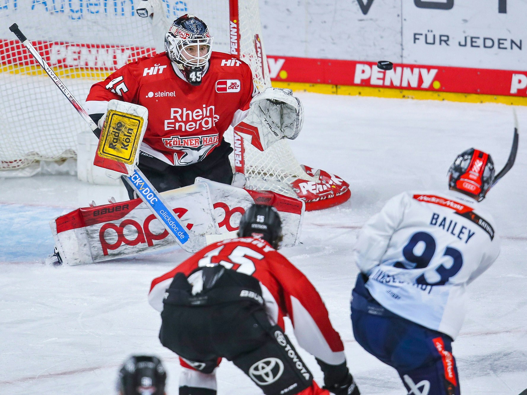 Goalie Tobias Ancicka versucht einen Schuss zu parieren.