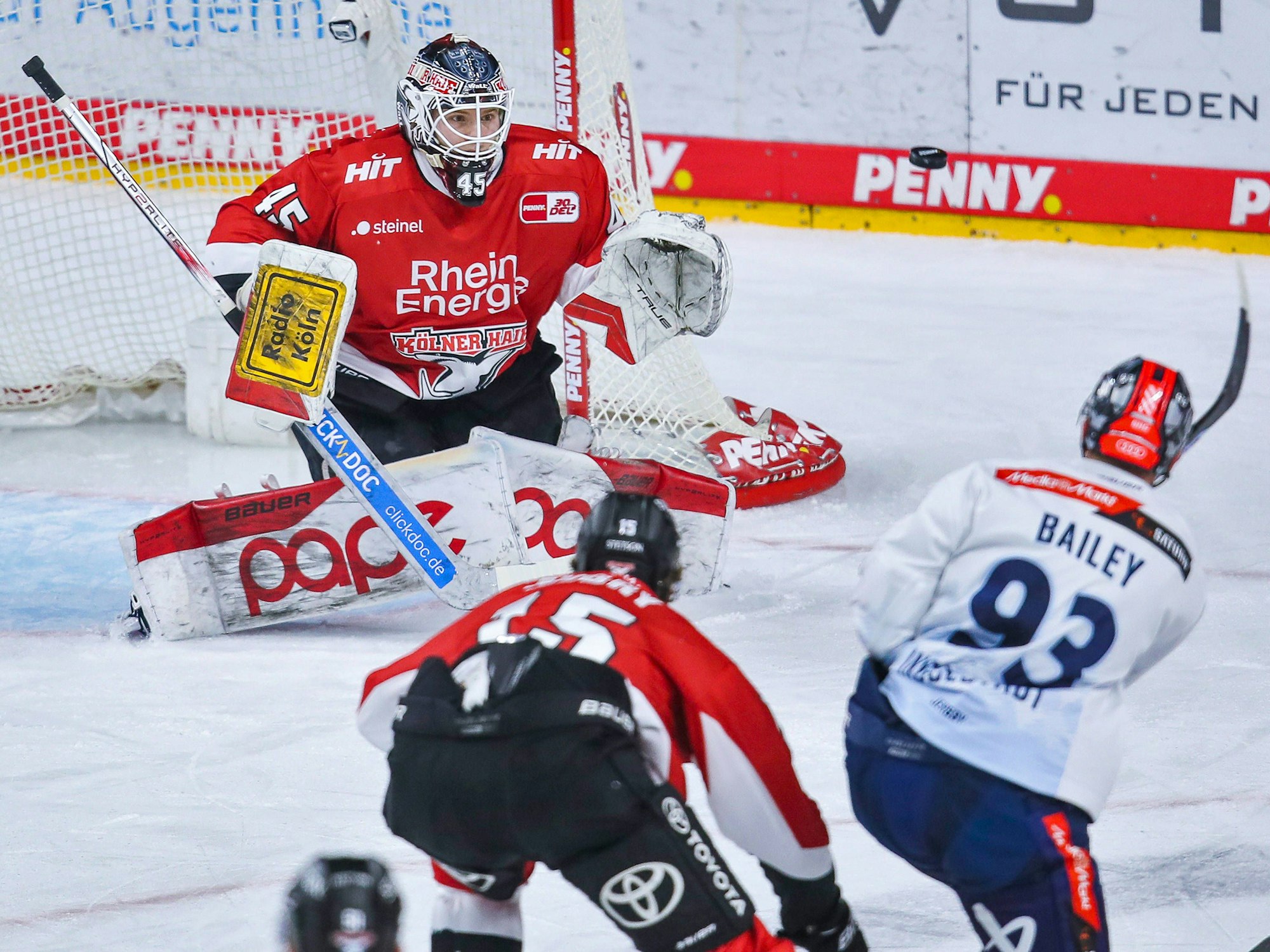 Goalie Tobias Ancicka versucht einen Schuss zu parieren.
