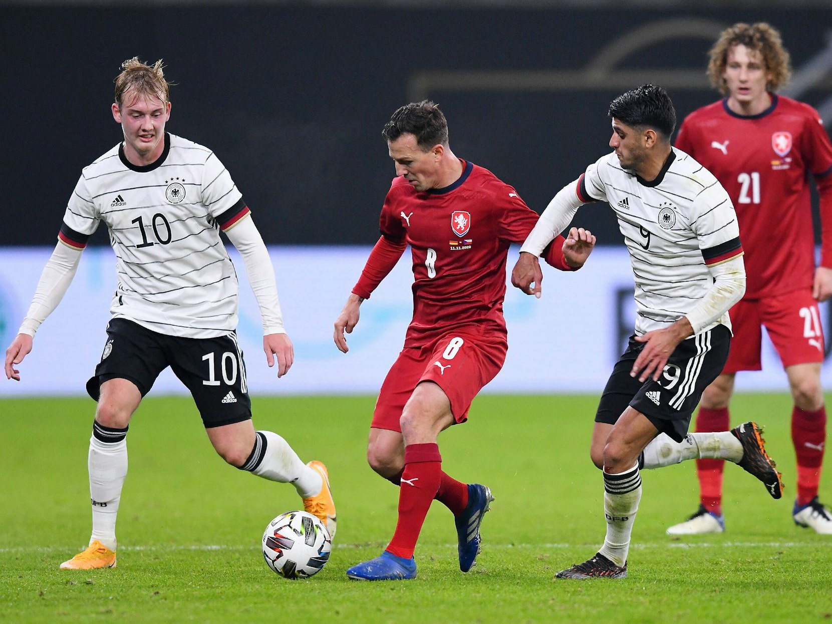 Julian Brandt und Mahmoud Dahoud im DFB-Trikot.
