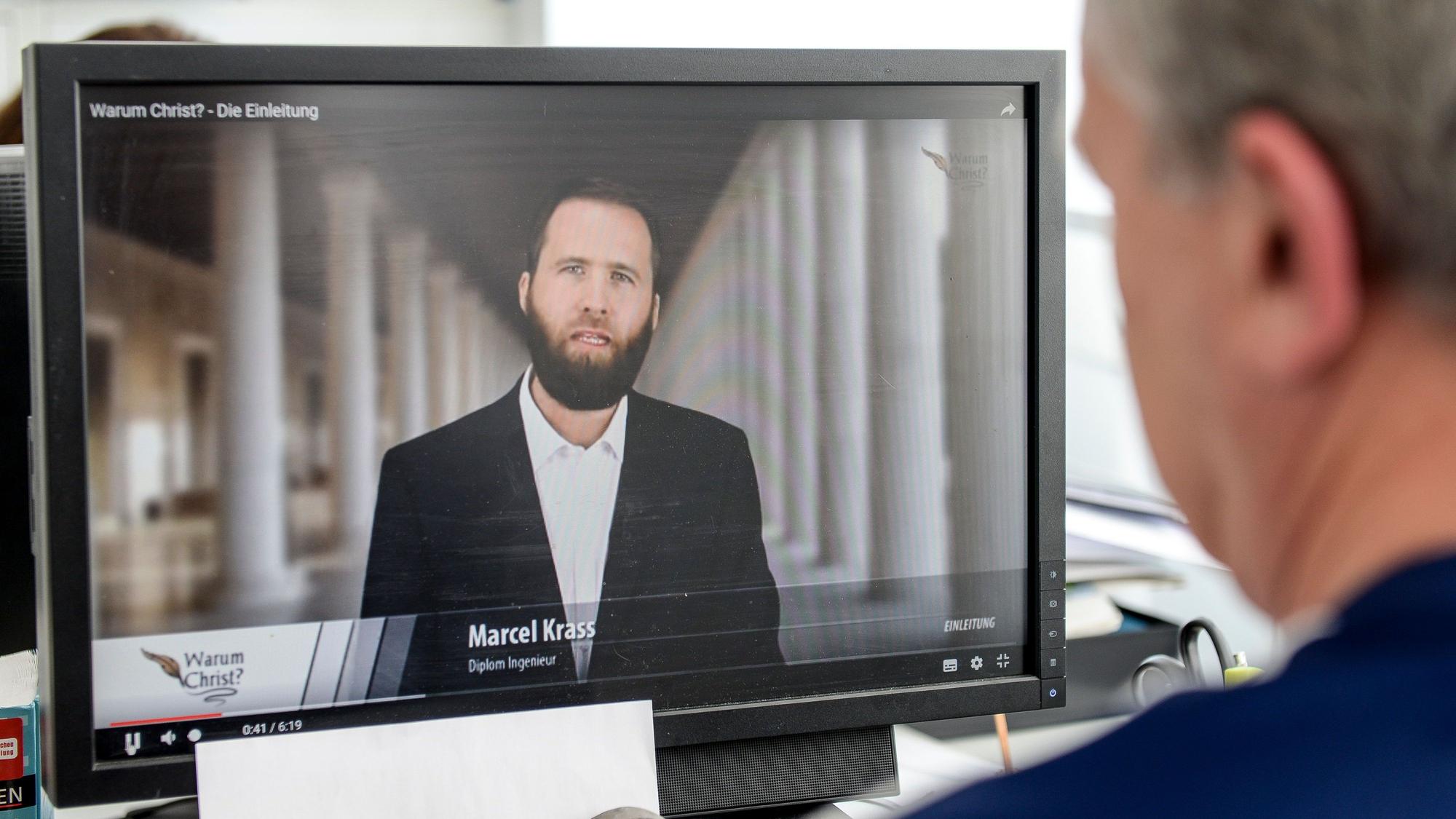 Hassprediger Marcel Krass ist in einem seiner Videos zu sehen.