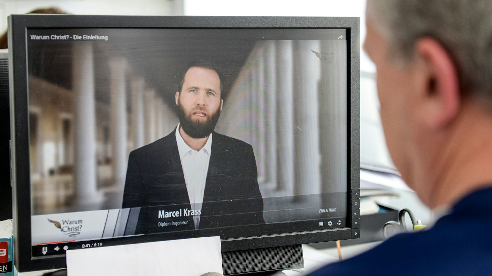 Hassprediger Marcel Krass ist in einem seiner Videos zu sehen.