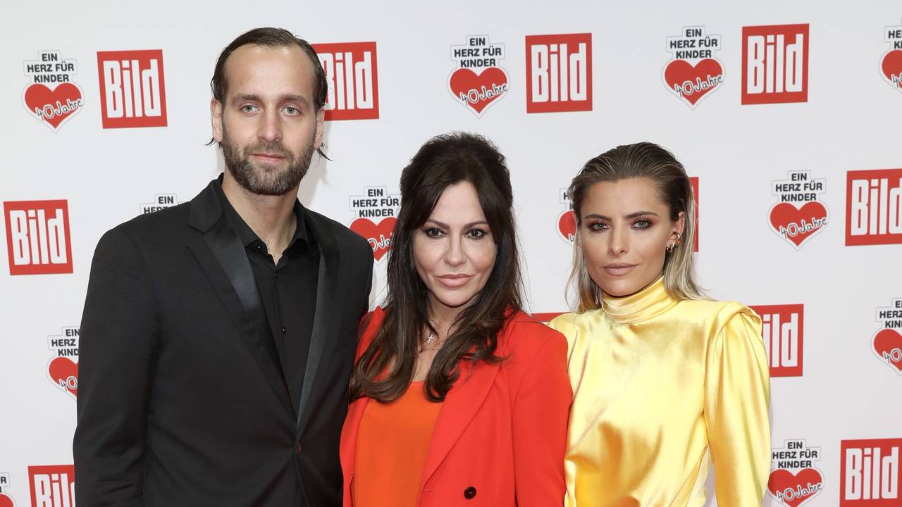 Handball-Torhüter Silvio Heinevetter sowie die Schauspielerinnen Sophia (r) und Simone Thomalla kommen zur Spendengala ‚Ein Herz für Kinder‘
