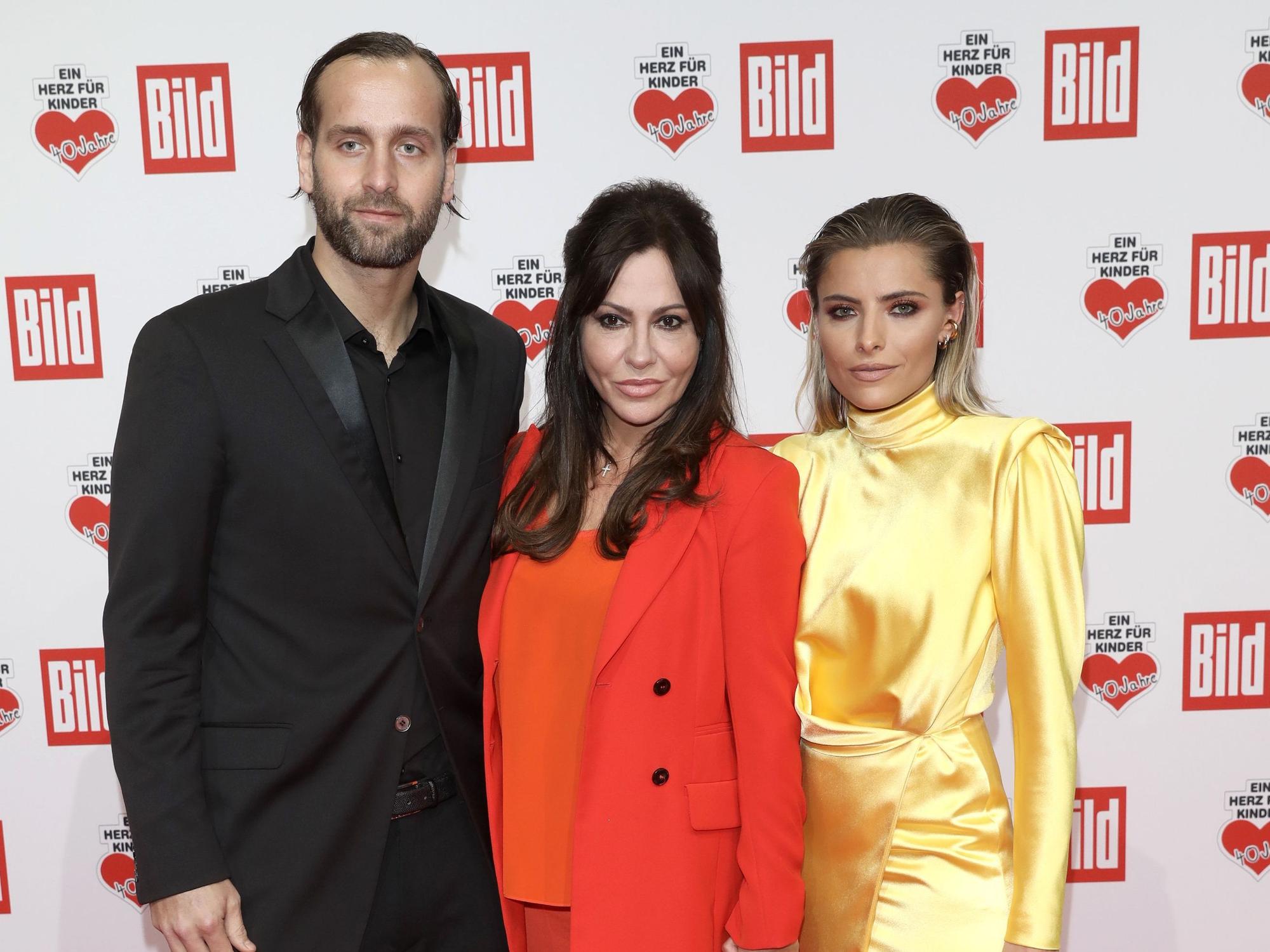 Handball-Torhüter Silvio Heinevetter sowie die Schauspielerinnen Sophia (r) und Simone Thomalla kommen zur Spendengala ‚Ein Herz für Kinder‘