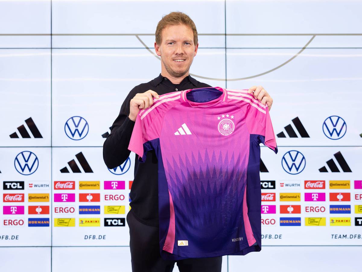 Bundestrainer Julian Nagelsmann stellt das neue DFB-Auswärtstrikot vor.