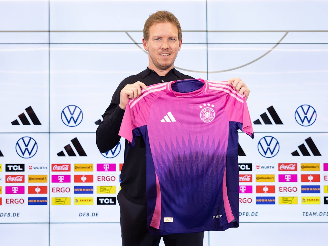 Bundestrainer Julian Nagelsmann stellt das neue DFB-Auswärtstrikot vor.