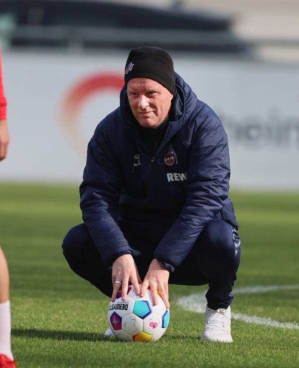 1. FC Köln, Training: Timo Schultz mit Ball.