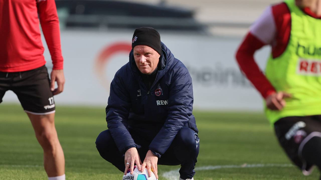1. FC Köln, Training: Timo Schultz mit Ball.
