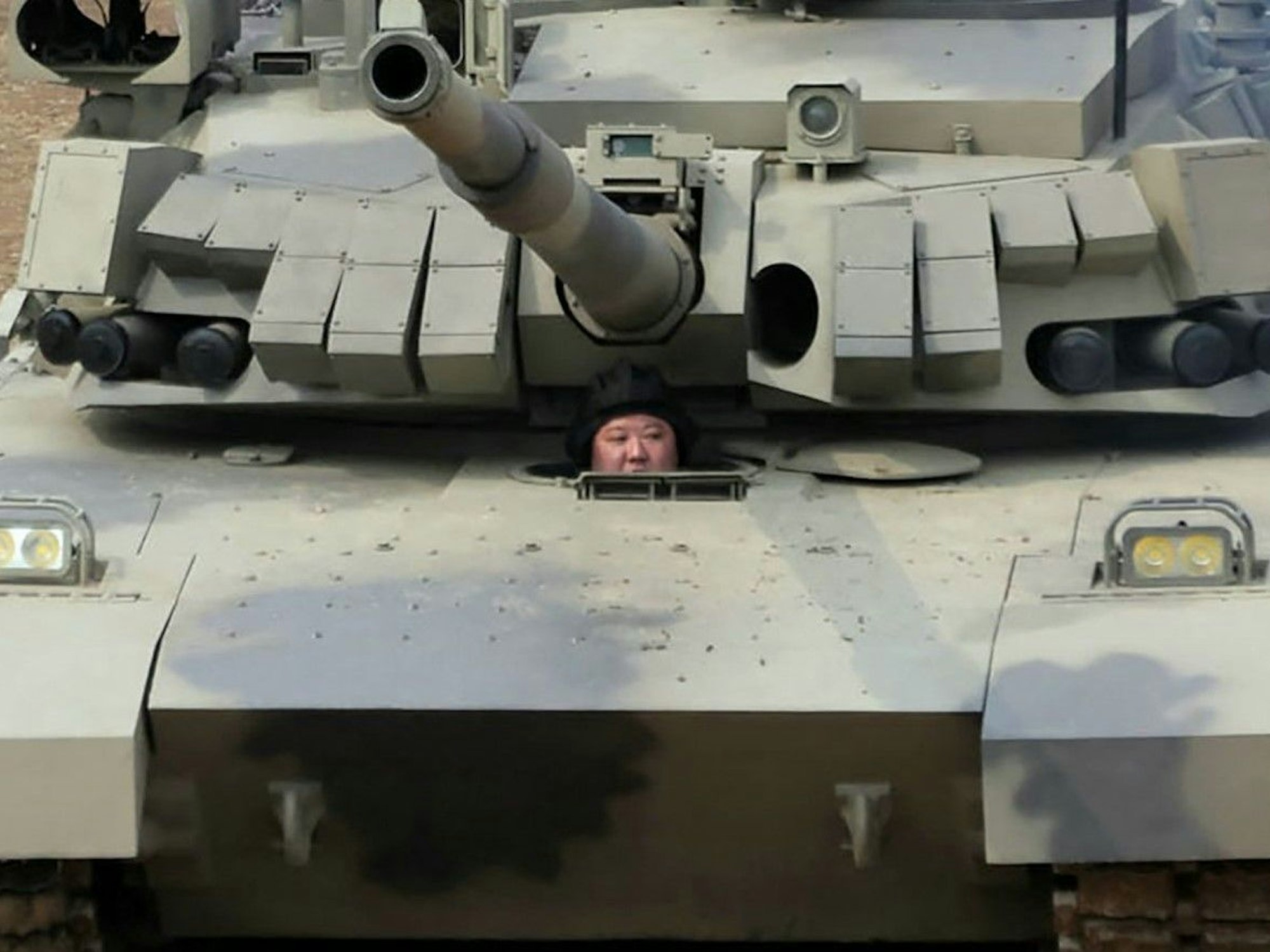 Die von der staatlichen nordkoreanischen Nachrichtenagentur KCNA am 07. März zur Verfügung gestellte undatierte Aufnahme zeigt Nordkoreas Machthaber Kim Jong Un am Steuer eines Panzers.