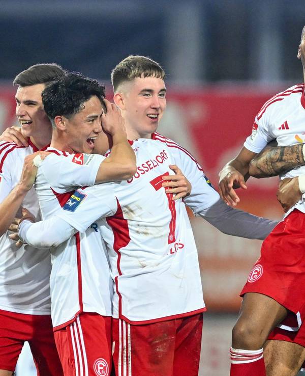 Die Spieler von Fortuna Düsseldorf jubeln im Spiel beim VfL Osnabrück.
