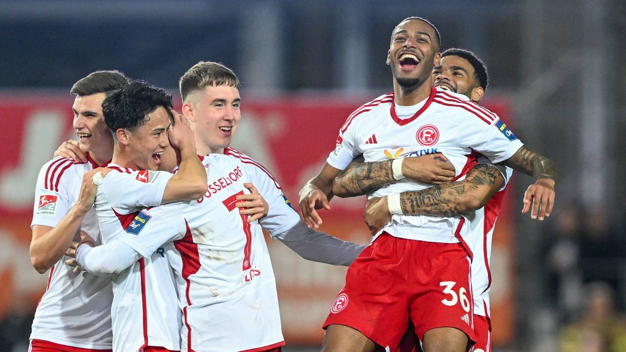 Die Spieler von Fortuna Düsseldorf jubeln im Spiel beim VfL Osnabrück.