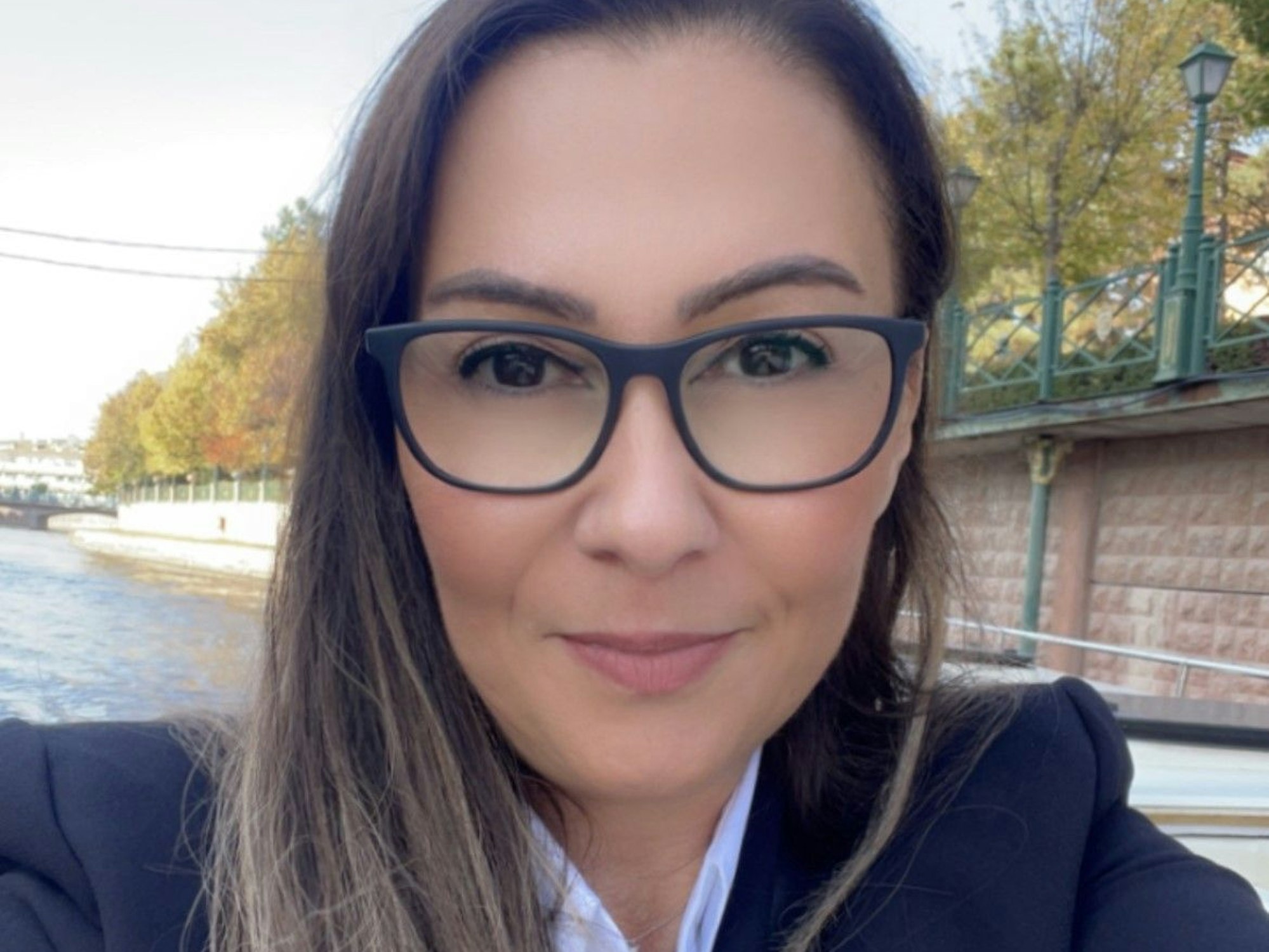 Filiz Kalaman schaut in die Kamera.Sie ist in Köln geboren und hat türkische sowie muslimische Wurzeln.