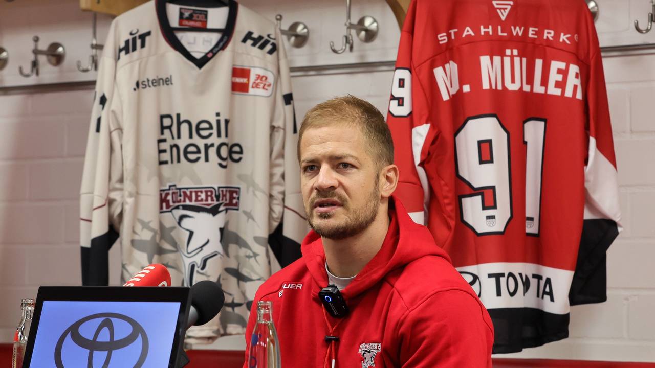 Moritz Müller (Haie) in der Kabine der Kölner Haie in der Lanxess-Arena.