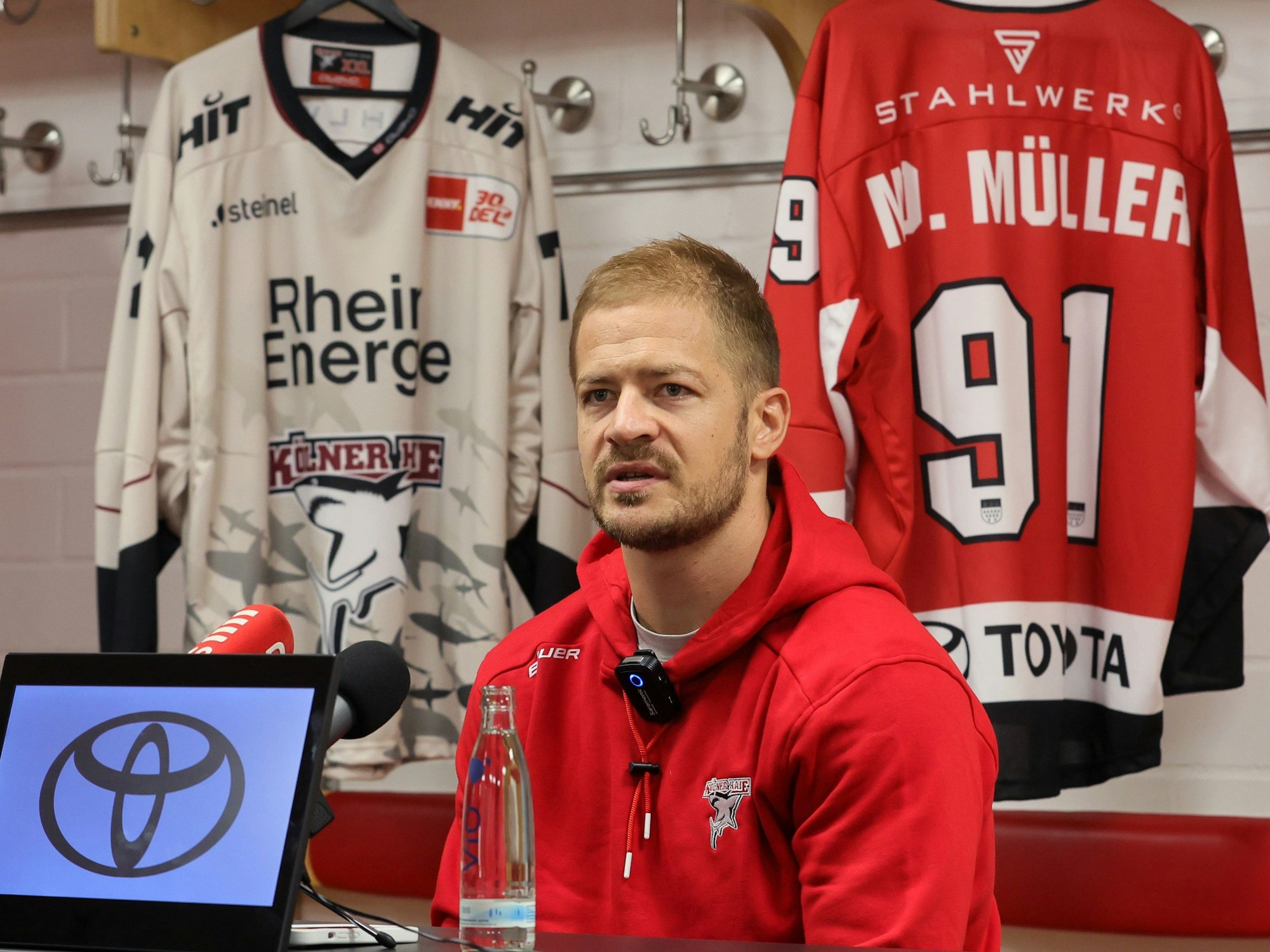 Moritz Müller (Haie) in der Kabine der Kölner Haie in der Lanxess-Arena.