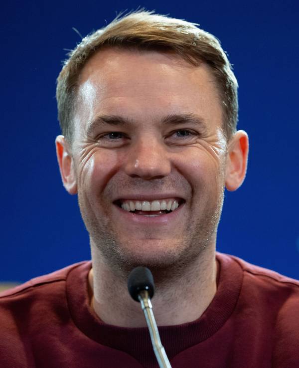 Torwart Manuel Neuer lacht im Februar 2024 bei einer Pressekonferenz in Rom