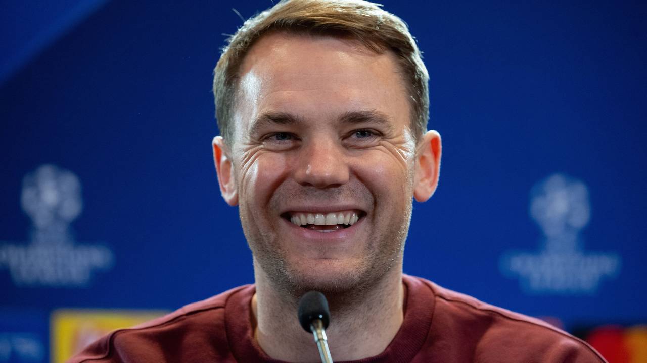 Torwart Manuel Neuer lacht im Februar 2024 bei einer Pressekonferenz in Rom