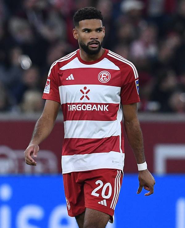 Fortuna Düsseldorfs Abwehrspieler Jamil Siebert steht im Spiel gegen den SV Wehen Wiesbaden auf dem Platz.