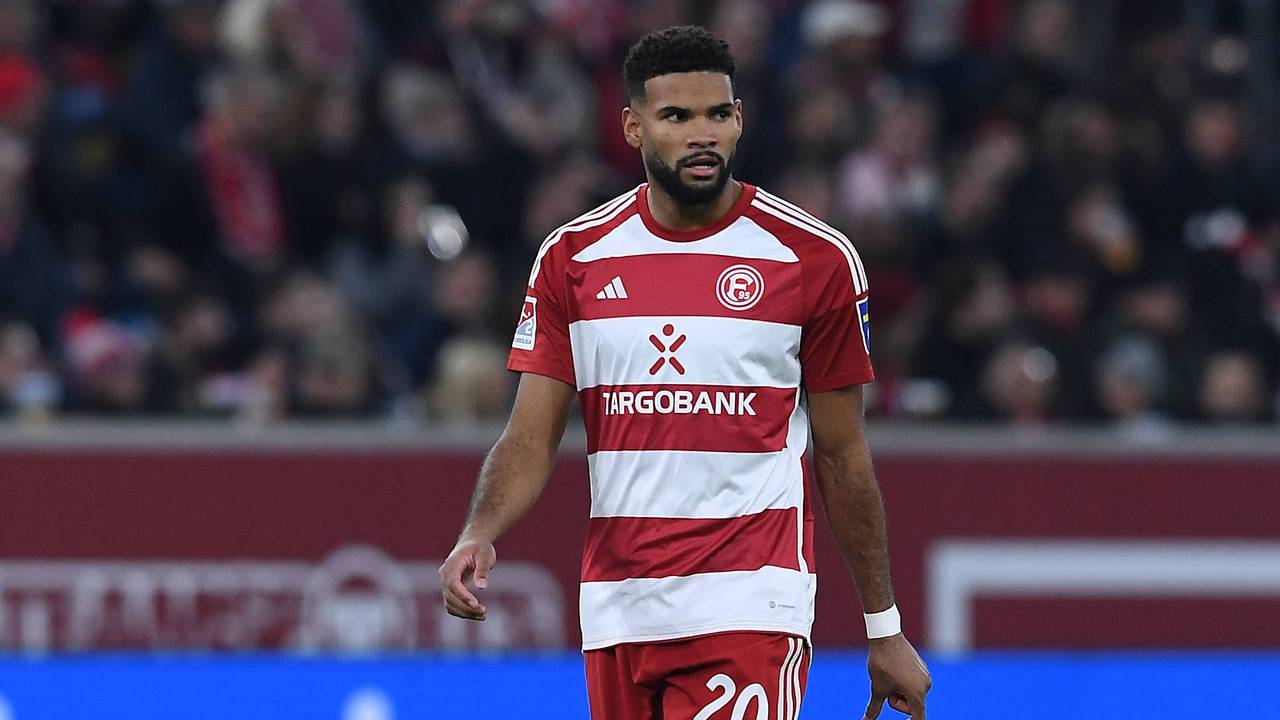 Fortuna Düsseldorfs Abwehrspieler Jamil Siebert steht im Spiel gegen den SV Wehen Wiesbaden auf dem Platz.