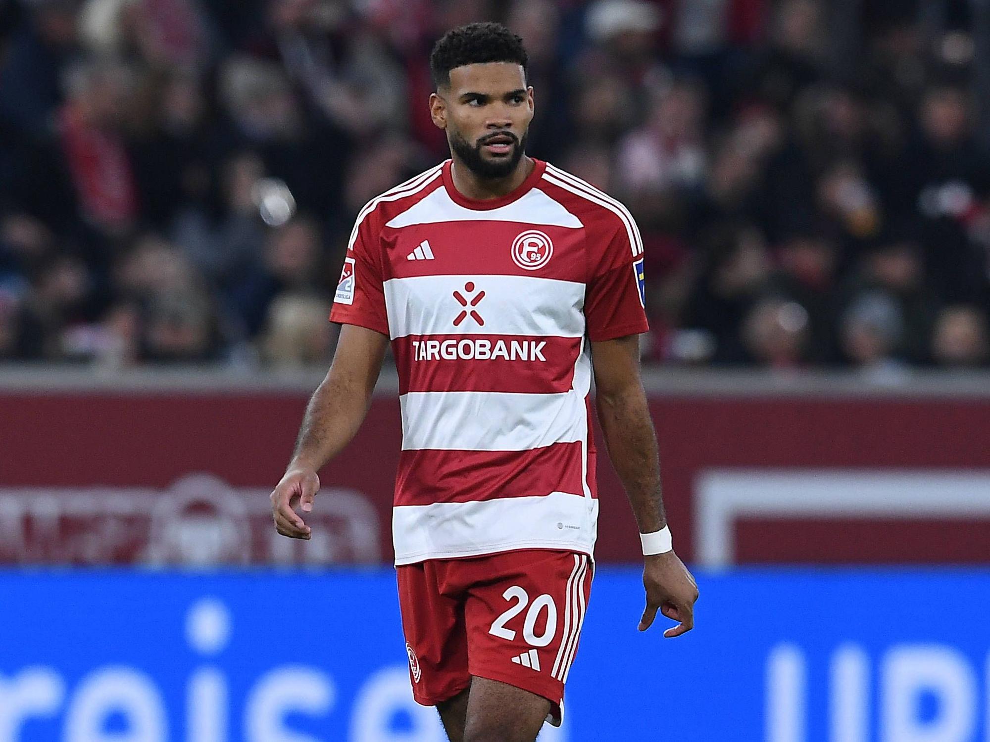 Fortuna Düsseldorfs Abwehrspieler Jamil Siebert steht im Spiel gegen den SV Wehen Wiesbaden auf dem Platz.