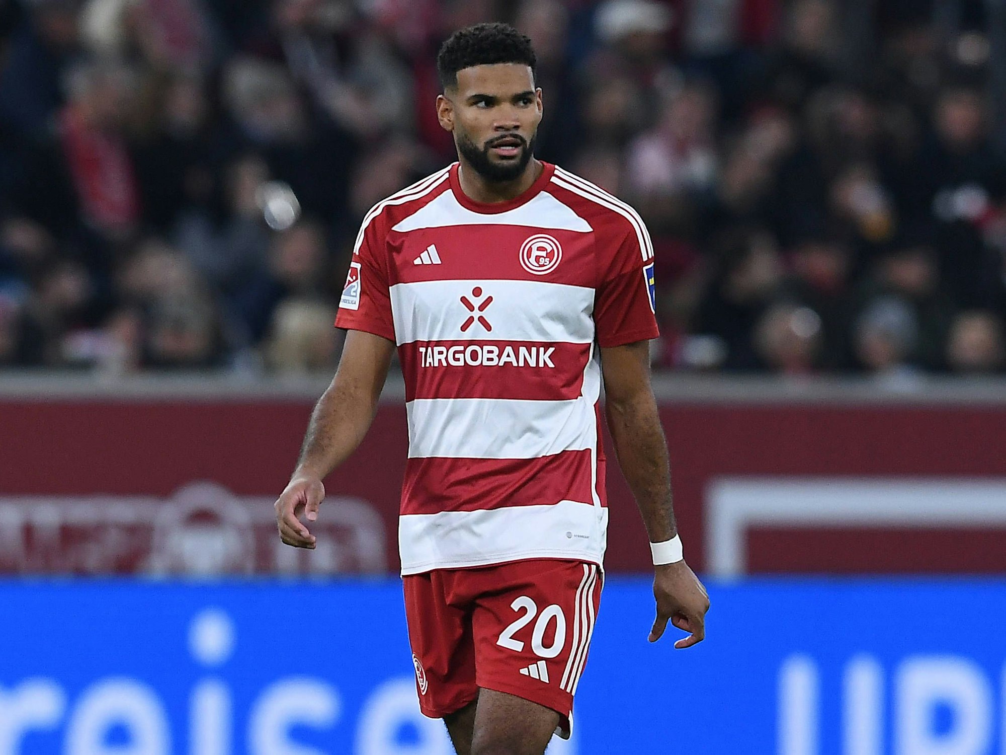 Fortuna Düsseldorfs Abwehrspieler Jamil Siebert steht im Spiel gegen den SV Wehen Wiesbaden auf dem Platz.