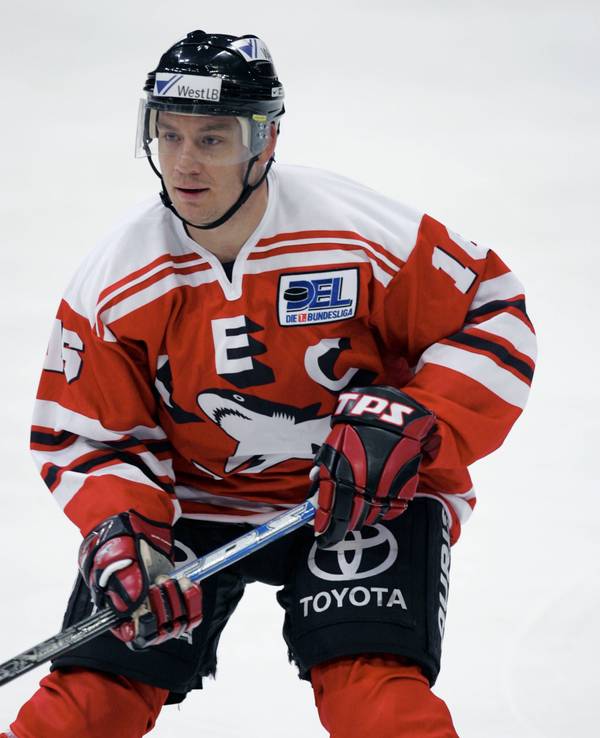 Sean Tallaire am 23. November 2007 im Trikot der Kölner Haie. Am 15. März 2024 kam die Nachricht, dass der Kanadier im Alter von nur 50 Jahren verstorben ist.