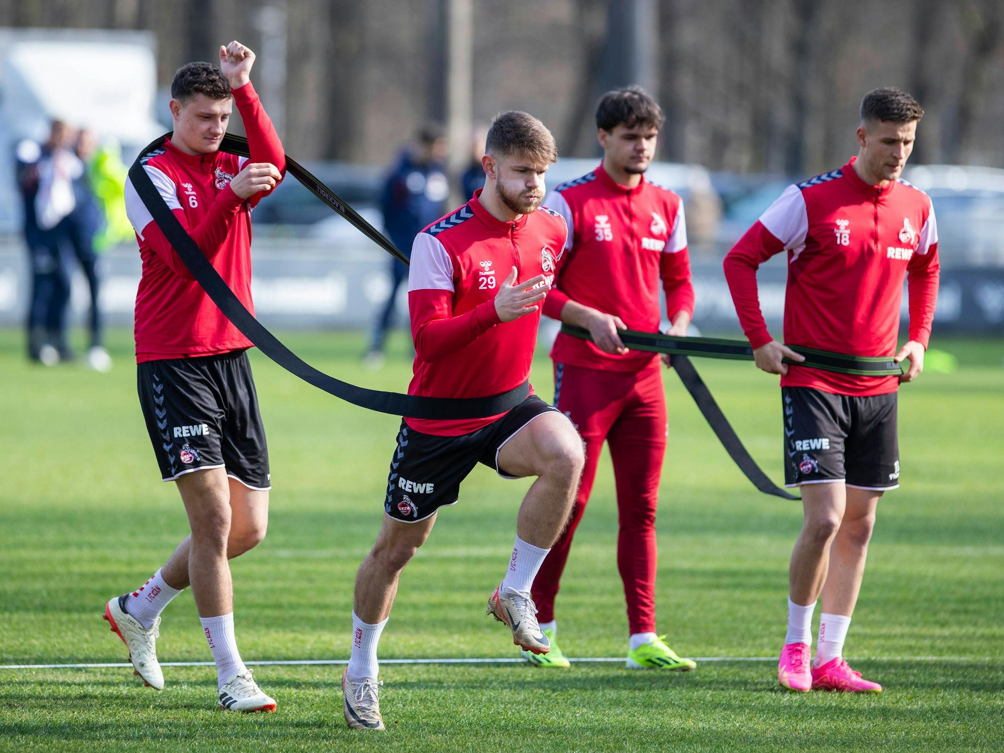 Eric Martel, Jan Thielmann, Max Finkgräfe und Rasmus Carstensen (von links) beim Training des 1. FC Köln.