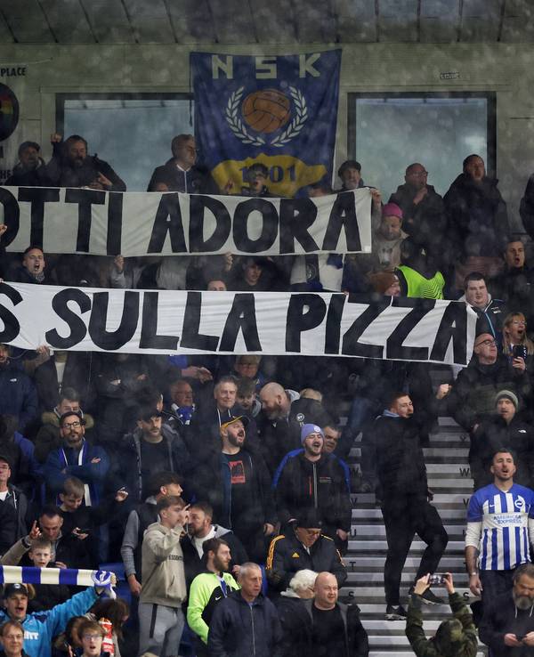 Fans von Brighton halten ein Banner hoch