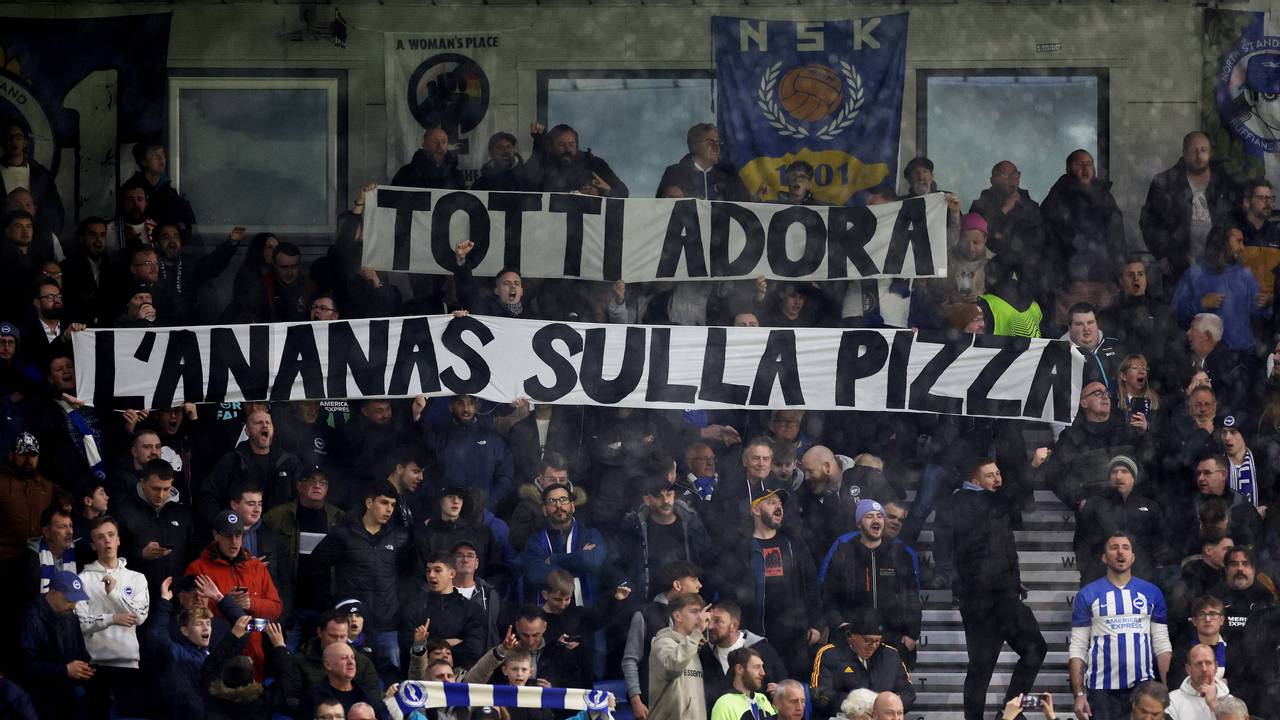 Fans von Brighton halten ein Banner hoch
