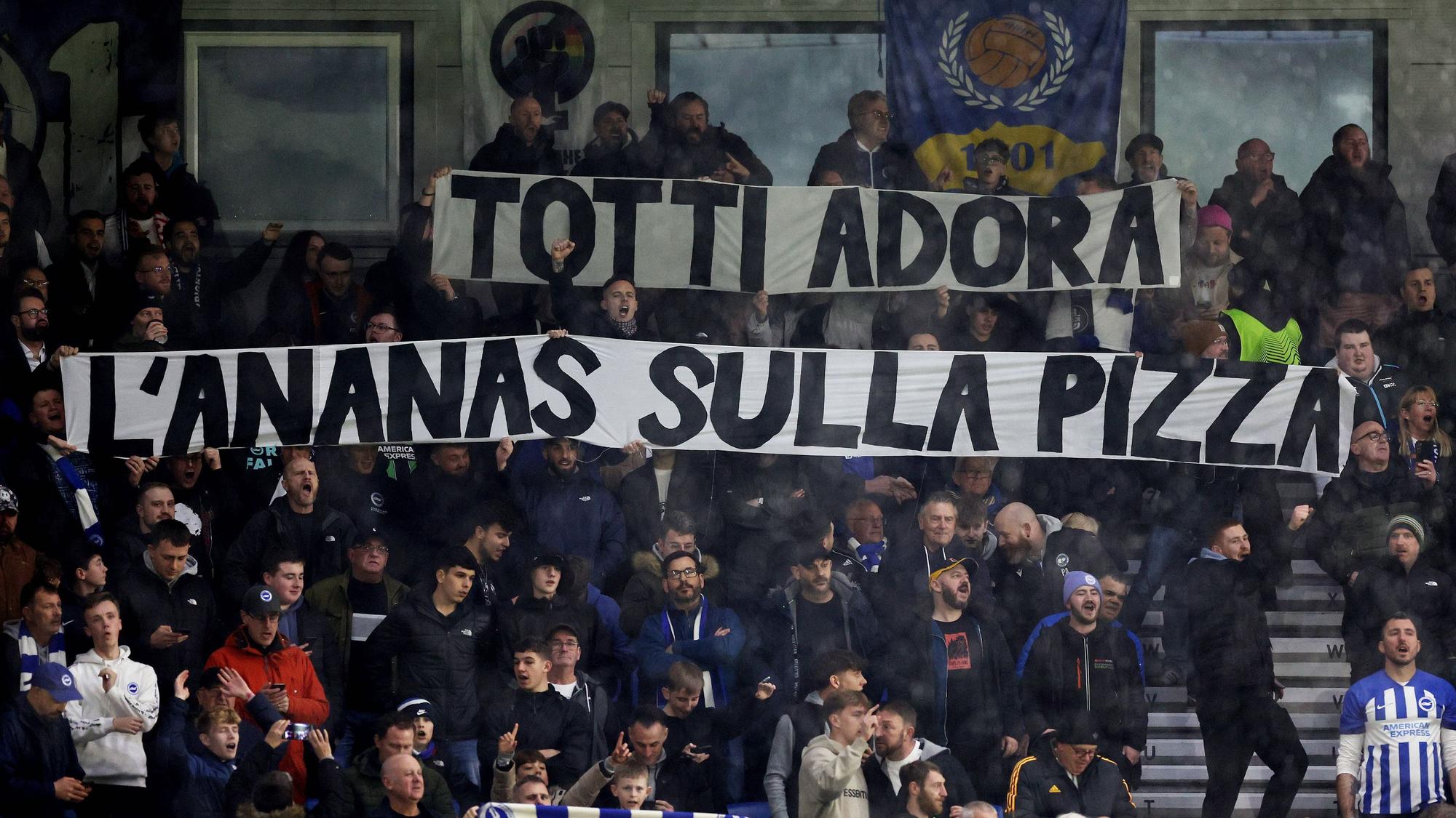 Fans von Brighton halten ein Banner hoch