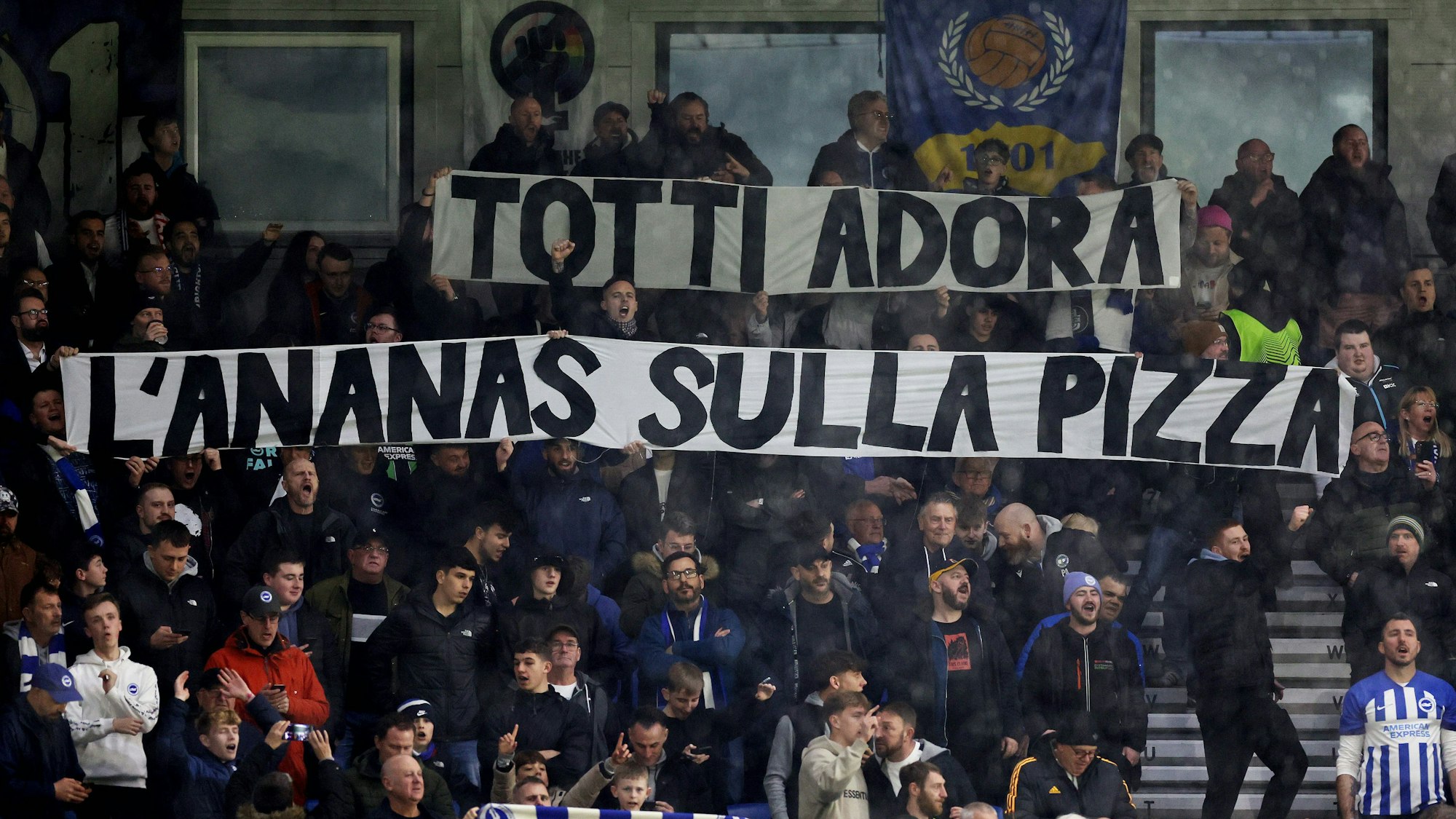 Fans von Brighton halten ein Banner hoch