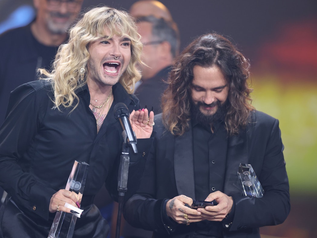 Die Musiker Bill (links) und Tom Kaulitz haben 2023 ihren ersten Deutschen Fernsehpreis erhalten.