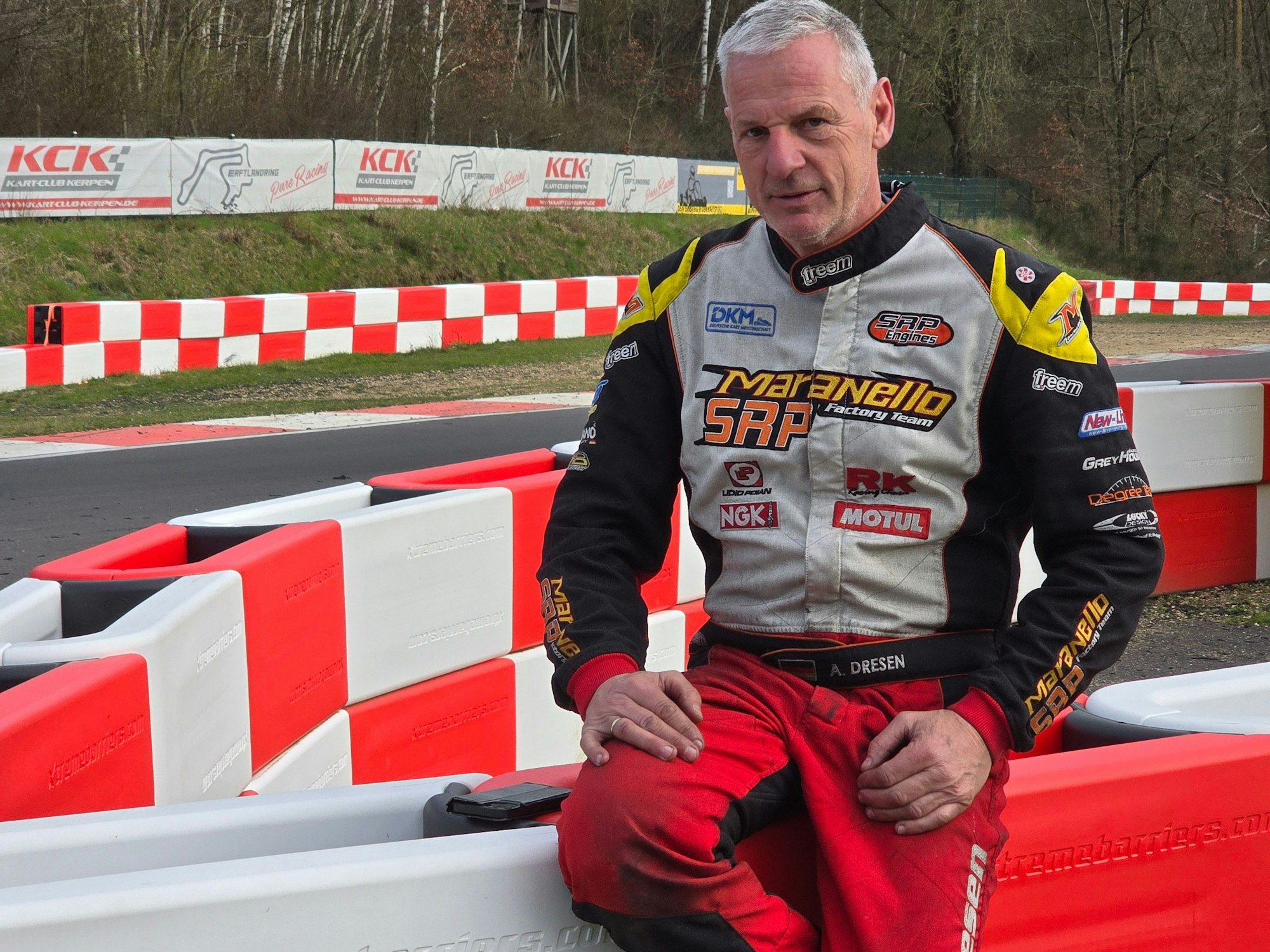 Report vom Kart-Club Kerpen
Club-Präsident Andreas Dresen an den neuen TecPro-Barrieren
Foto: Kart-Club Kerpen