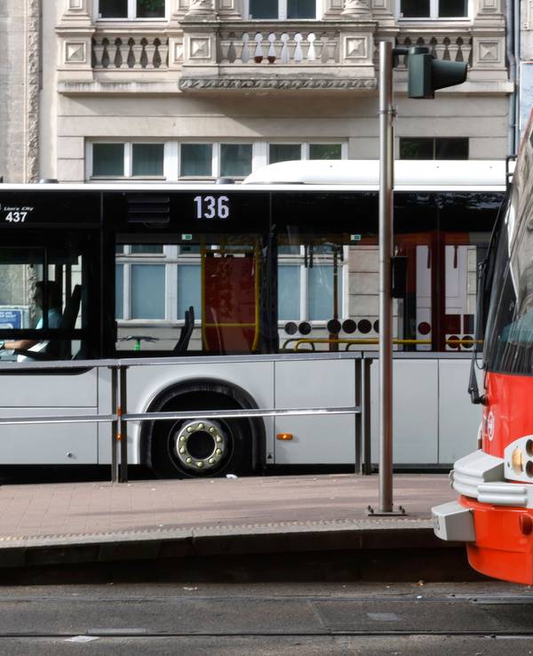Ein Bus steht an der Haltestelle Neumarkt.
