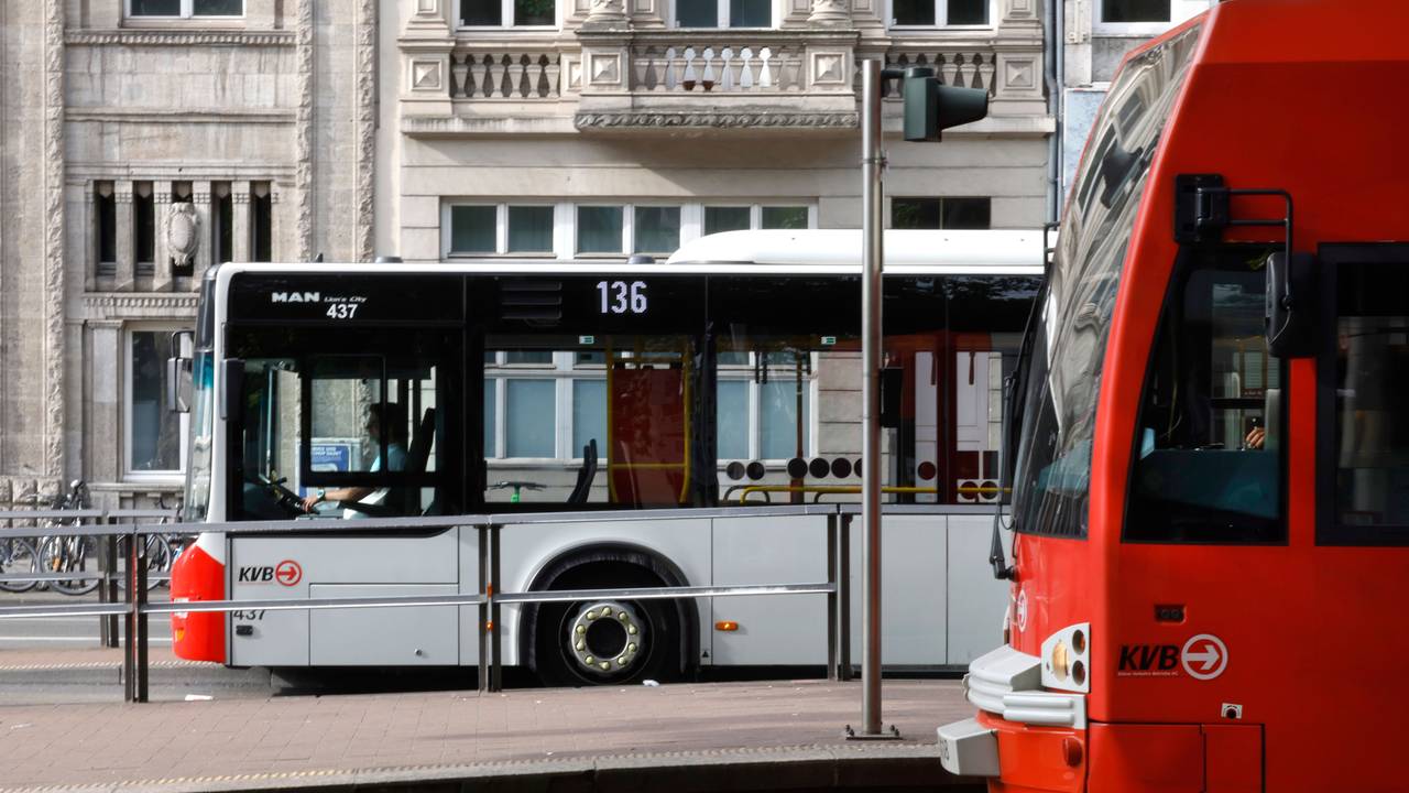 Ein Bus steht an der Haltestelle Neumarkt.