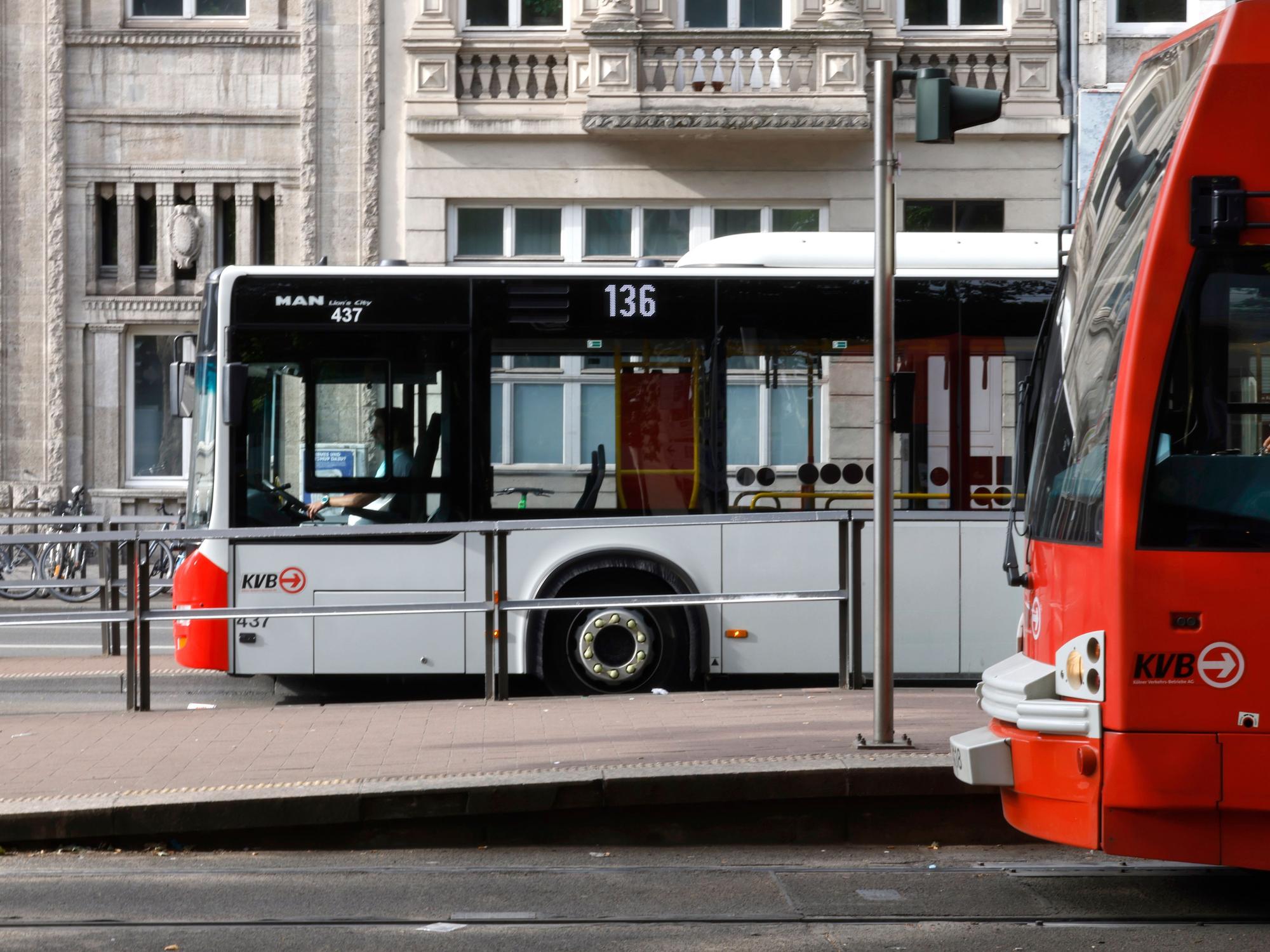 Ein Bus steht an der Haltestelle Neumarkt.