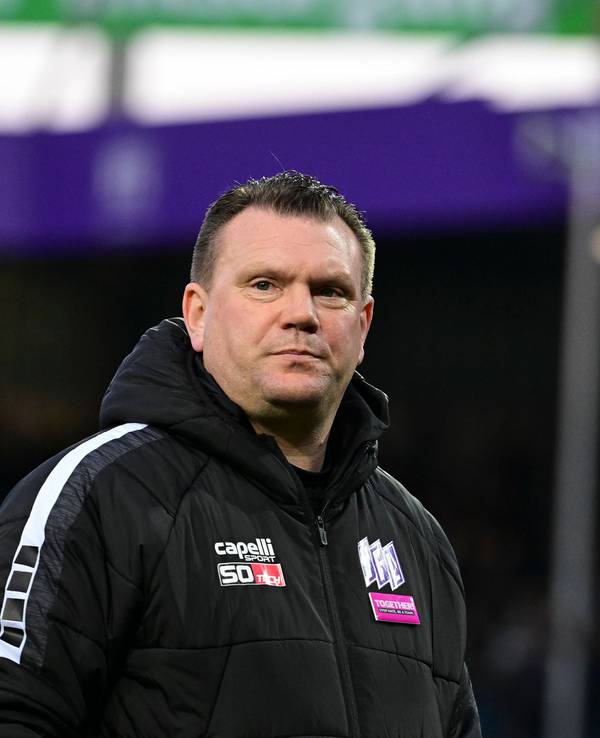 Osnabrücks Trainer Uwe Koschinat steht beim Spiel gegen Fortuna Düsseldorf an der Seitenlinie.