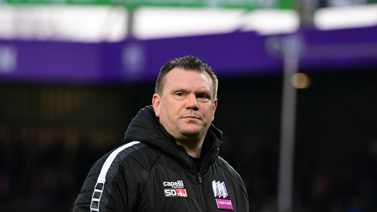 Osnabrücks Trainer Uwe Koschinat steht beim Spiel gegen Fortuna Düsseldorf an der Seitenlinie.
