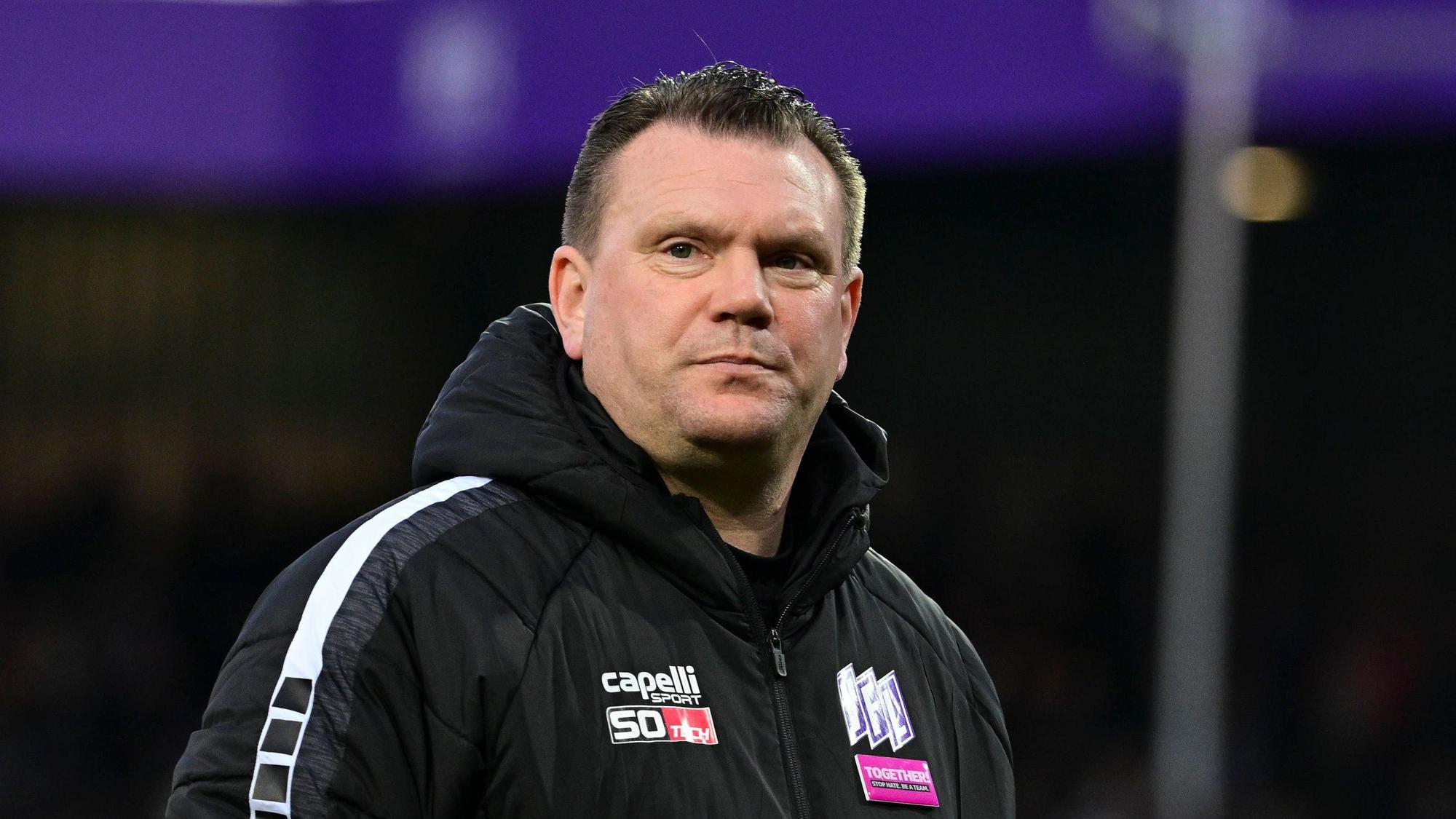 Osnabrücks Trainer Uwe Koschinat steht beim Spiel gegen Fortuna Düsseldorf an der Seitenlinie.