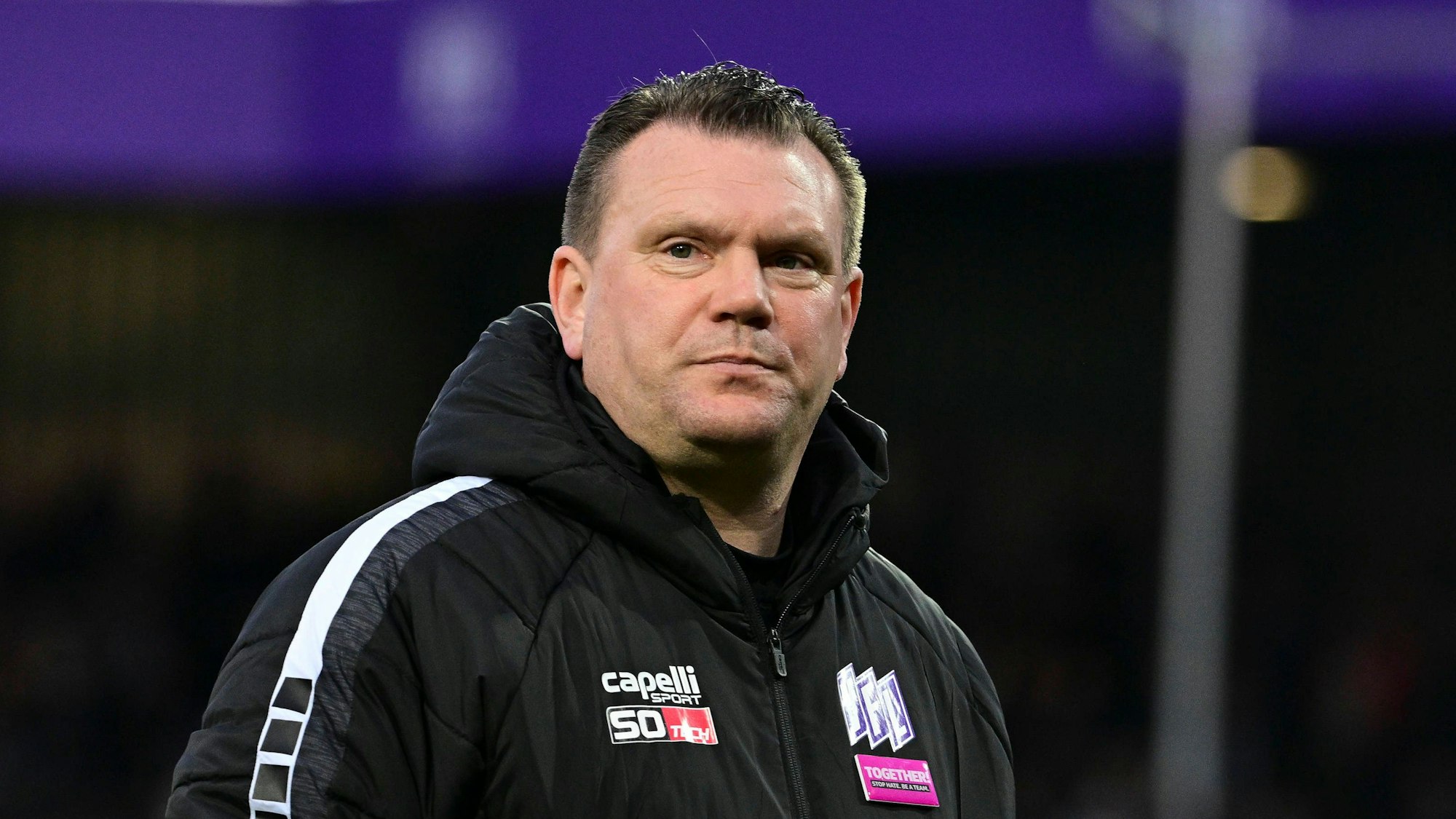 Osnabrücks Trainer Uwe Koschinat steht beim Spiel gegen Fortuna Düsseldorf an der Seitenlinie.